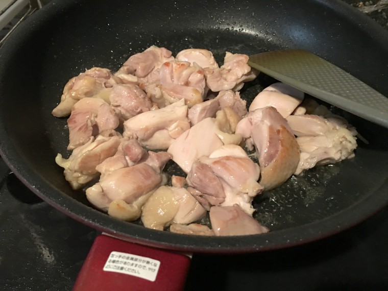 写真：炒めた鶏もも肉