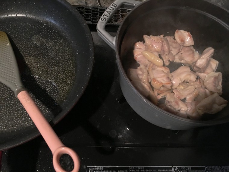 写真：鍋に移した鶏もも肉