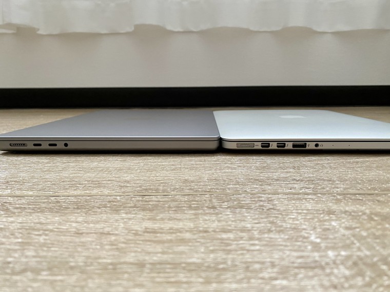 写真：MacBook Pro 2021とMid 2014